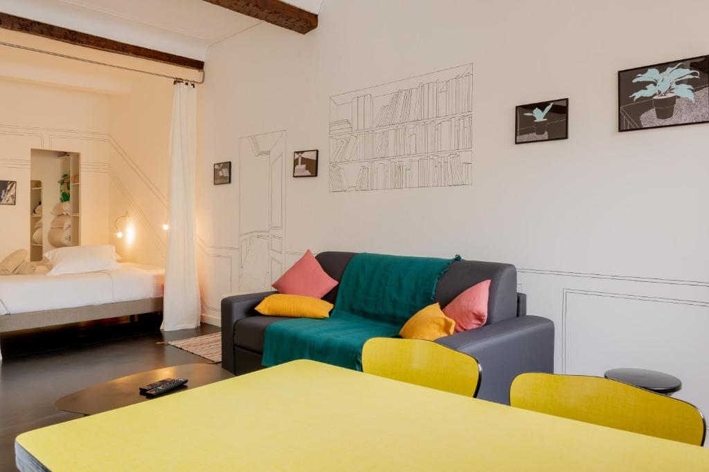 马赛Mini Loft au coeur du Panier - Marseille的客厅配有沙发和1张床