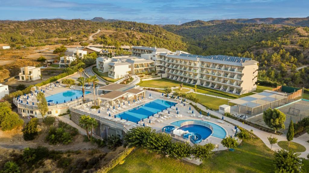 吉奥塔略太阳公主酒店的享有带游泳池的度假村的空中景致