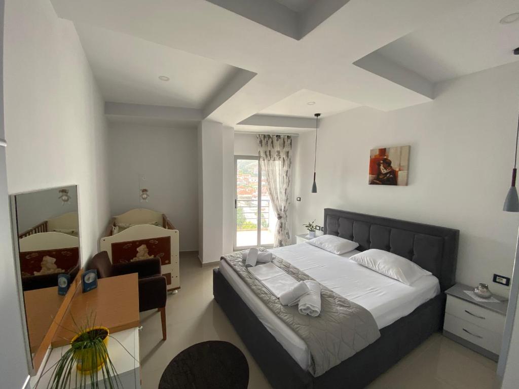 波格拉德茨Guest's Apartament的一间卧室配有一张床、一张书桌和一个窗户。