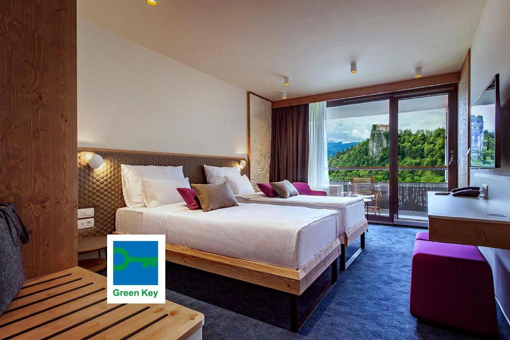 布莱德公园酒店 - 萨瓦度假酒店的酒店客房设有两张床和窗户。
