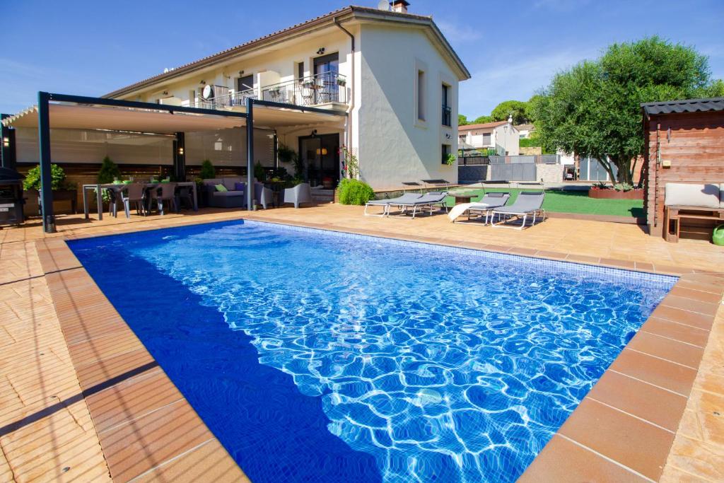 埃斯塔蒂特Casa Falset的一座房子前面的蓝色海水游泳池