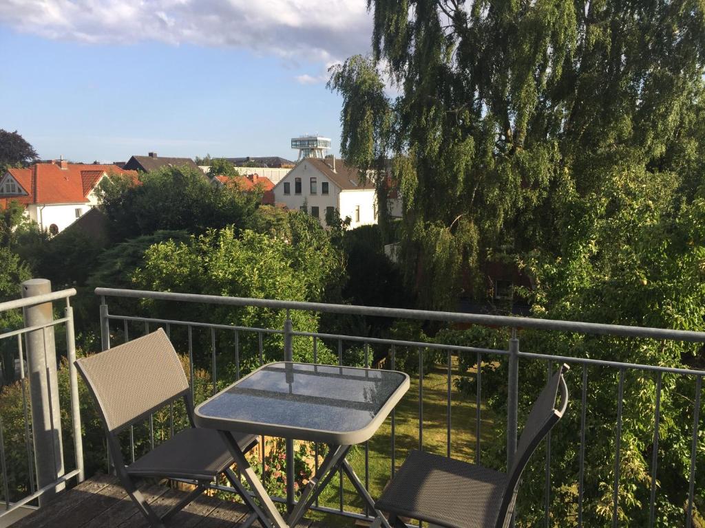 奥尔登堡Pension Mitte的阳台配有一张桌子和两把椅子