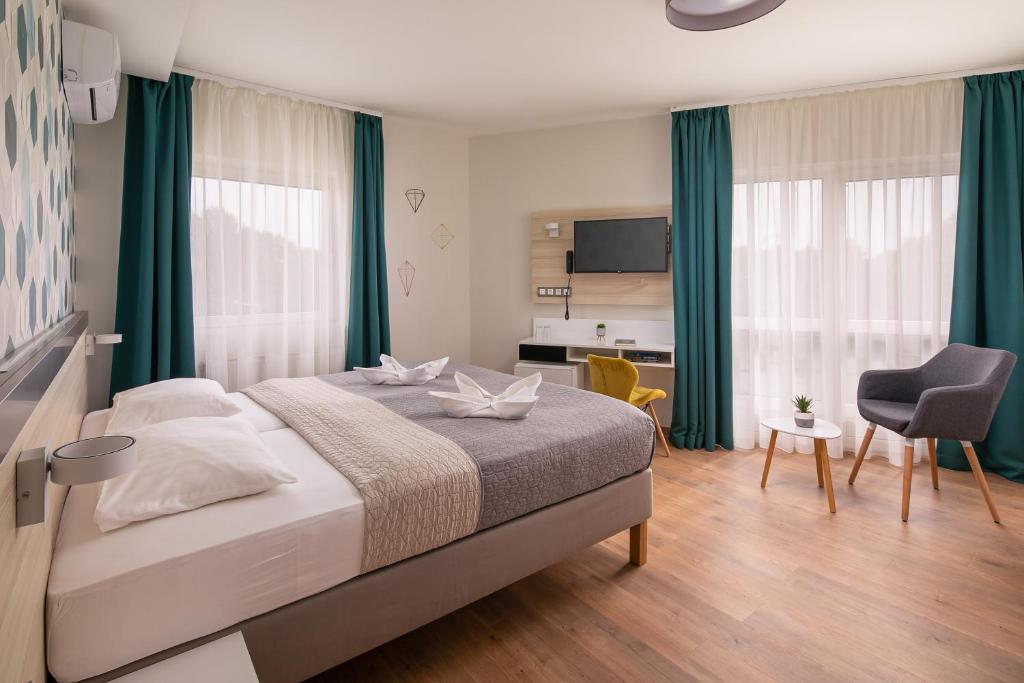 凯斯特海伊克里斯特里酒店的一间卧室配有一张带绿色窗帘的大床
