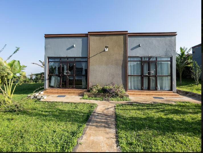 MbaleSipi Valley Resort的前面有草地的房屋