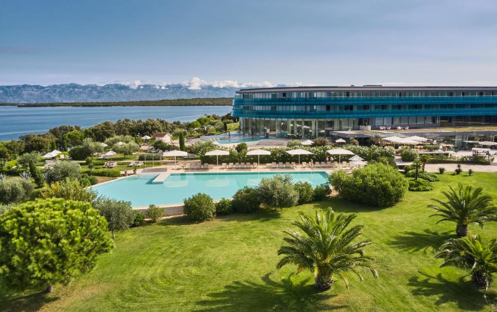 扎达尔法尔肯斯坦纳酒店及亚德拉Spa的享有度假村的空中景致,设有大型游泳池