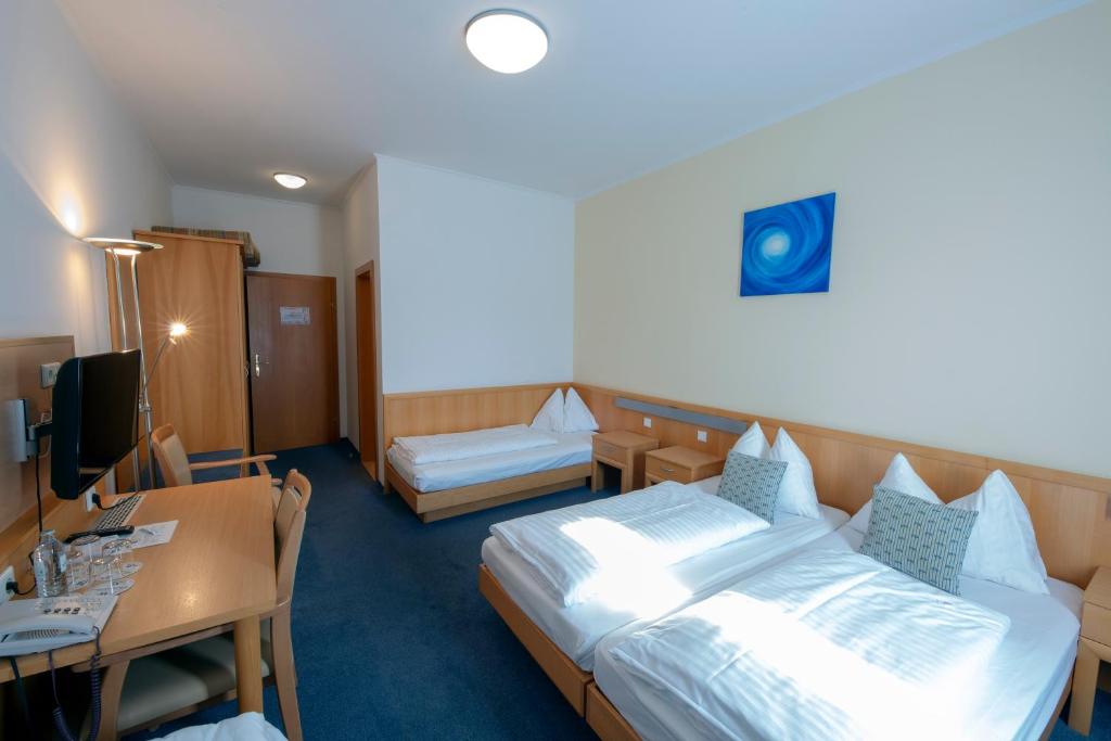 梅尔克瓦切霍夫酒店的酒店客房设有一张大床和一张书桌。