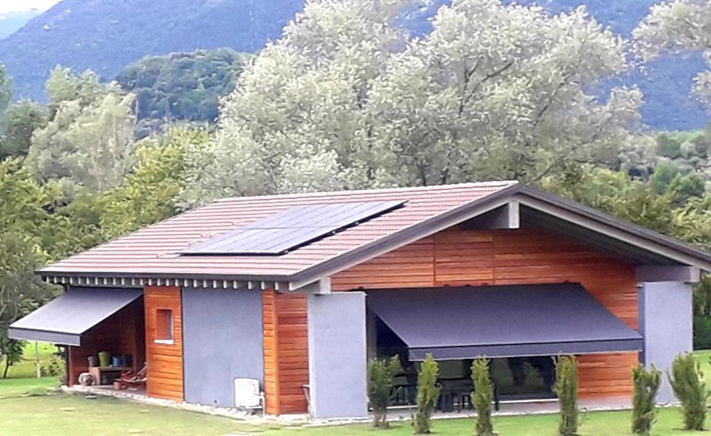 姆苏兰特Casa Nicole 1的屋顶上设有太阳能电池板的房子