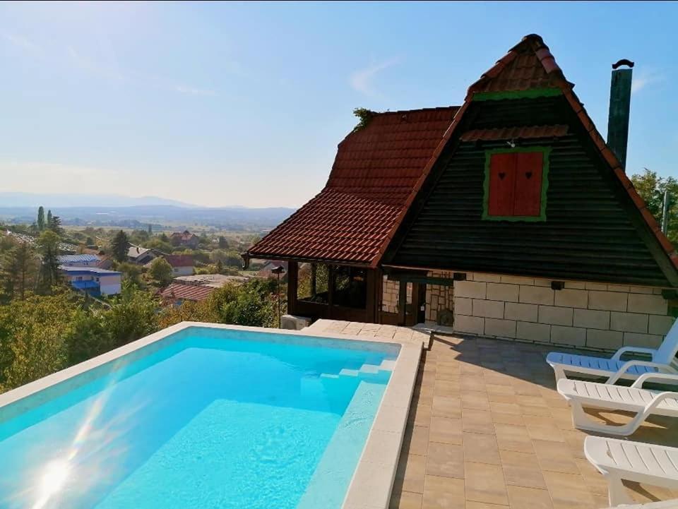 Poljanica BistranskaChallet Bella的一座带游泳池和房子的别墅