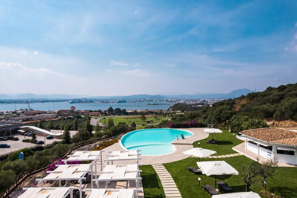 奥尔比亚Hotel dP Olbia - Sardinia的享有带遮阳伞的游泳池的景色
