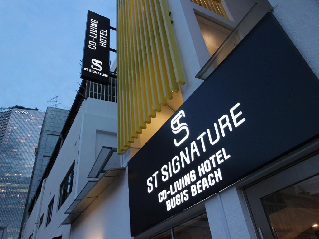 新加坡ST Signature Bugis Beach, SHORT OVERNIGHT, 8 Hours, 11PM-7AM的建筑物一侧的商店标志