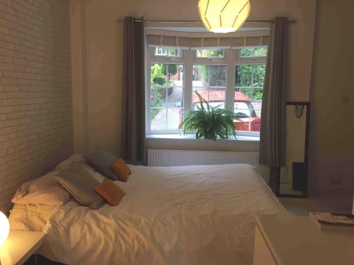 南安普敦Chartleigh的卧室配有白色的床和窗户。