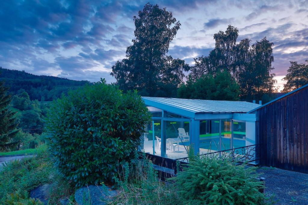 普兰凡Village Vacances Le Mongade (by Popinns)的山坡上带蓝色屋顶的玻璃屋