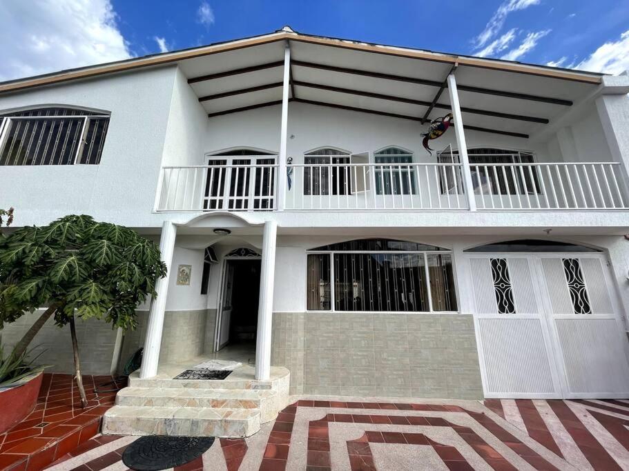 阿纳波伊马Hermosa y espaciosa casa familiar en Anapoima的白色的房子,上面设有阳台