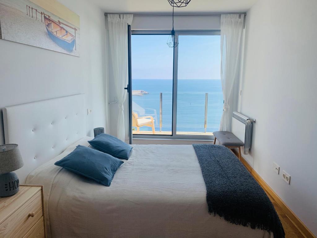 布里拉蒂卡波Apartamentos la Marosa Delux的一间卧室设有一张床,享有海景