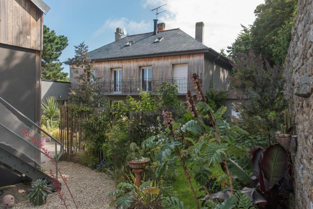 圣马洛chambre d'hôte et gîte du jardin des corsaires的一座带花园的古老房子