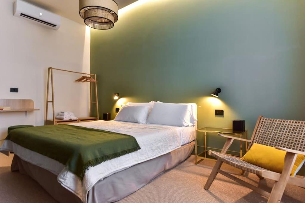 罗马Appartamento Roma San Giovanni的一间卧室配有一张大床和一把椅子