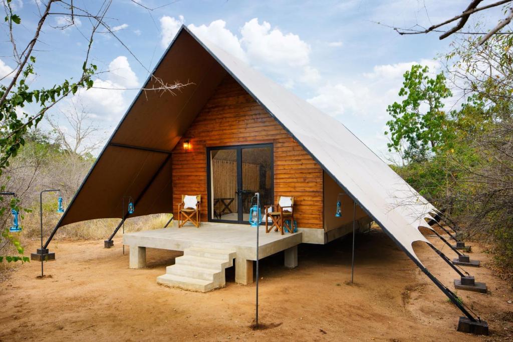 雅拉Makini Bush Camp, Yala的一座带三角形屋顶的小房子