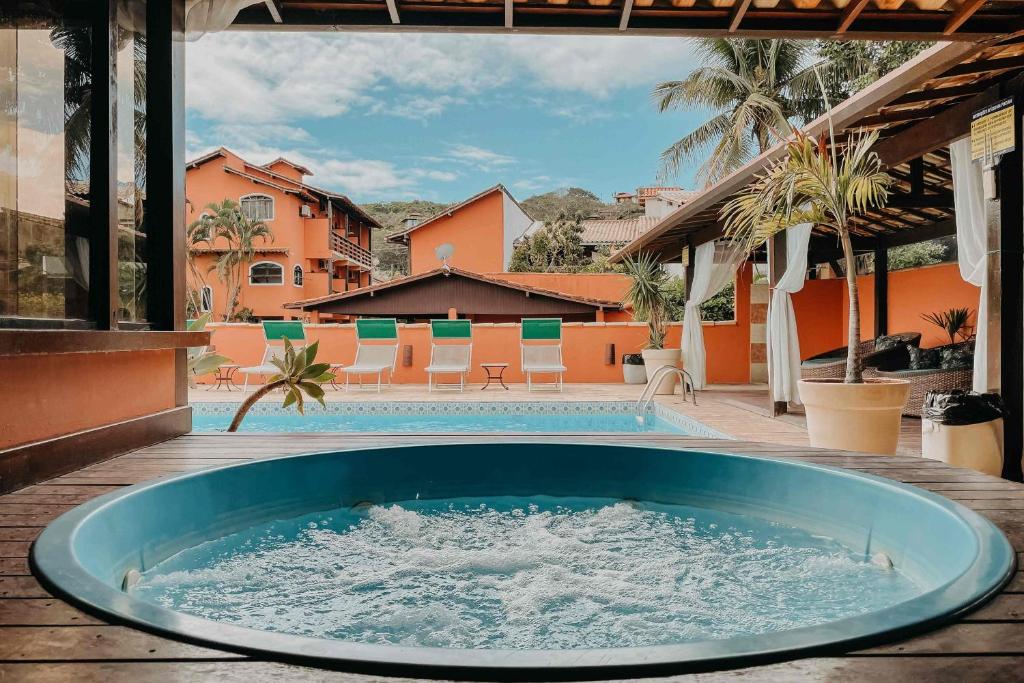 布希奥斯Búzios Centro Hotel的游泳池旁的大型蓝色浴缸
