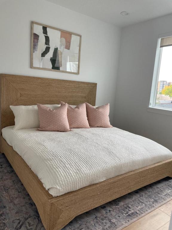 普罗沃110 Downtown的一间卧室配有带粉红色枕头的床。