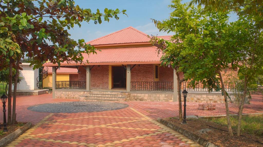 Nawargaon BuzurgWildcat Resort Tadoba的砖屋,有红屋顶和砖车道