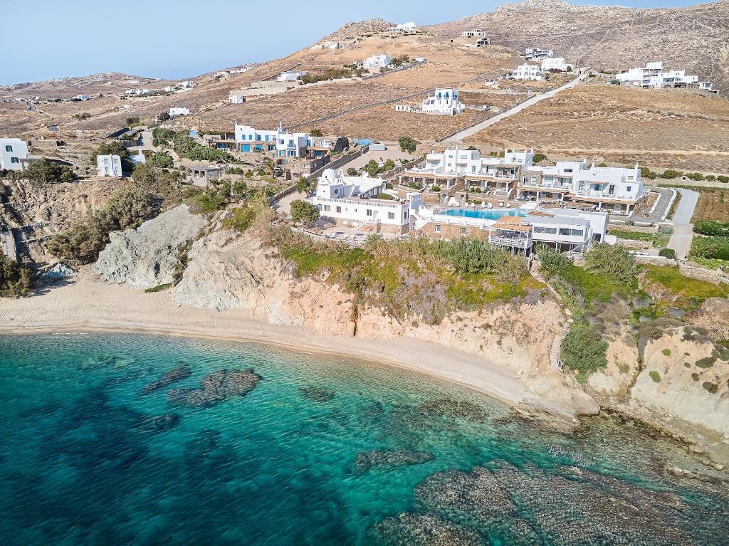 阿基奥斯·索斯蒂斯·米科诺斯Mykonos Lolita的享有海滩的空中景致,设有房屋和海洋