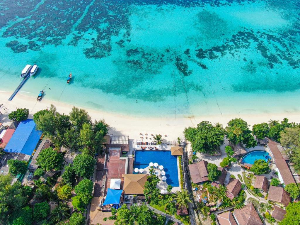 丽贝岛阿基拉利普岛度假酒店的享有度假胜地和海滩的空中景致