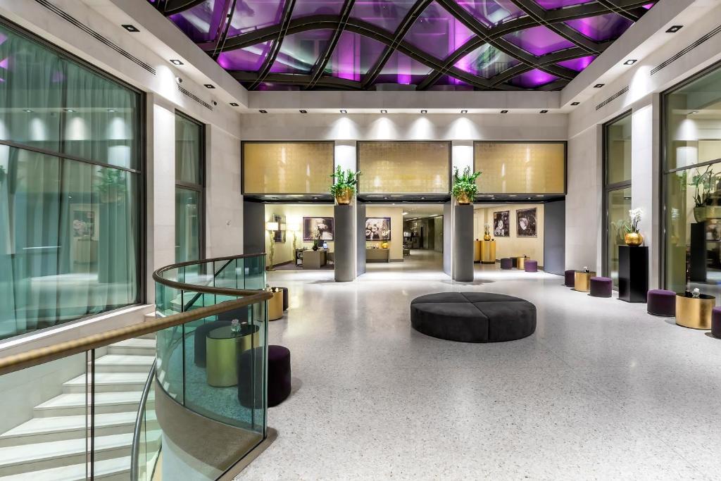 米兰米兰罗莎格兰德 - 星际连锁酒店的一座拥有紫色天花板的建筑的大堂
