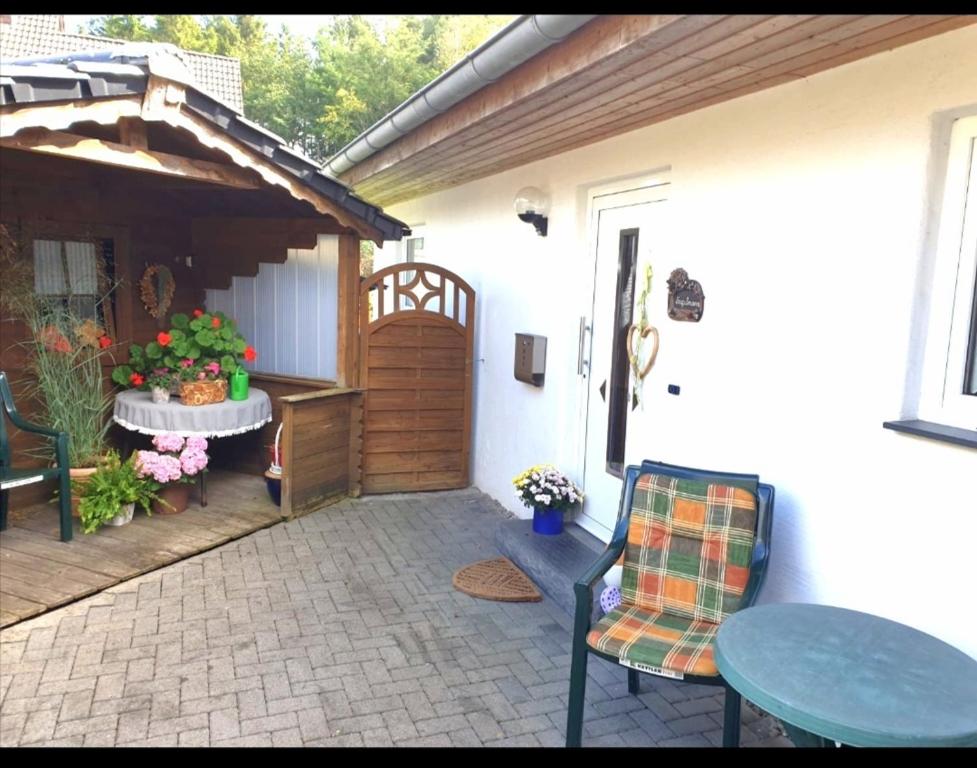 BalveFerienwohnung mit Terrasse für bis zu 4 Personen的一个带桌椅的庭院和一座建筑