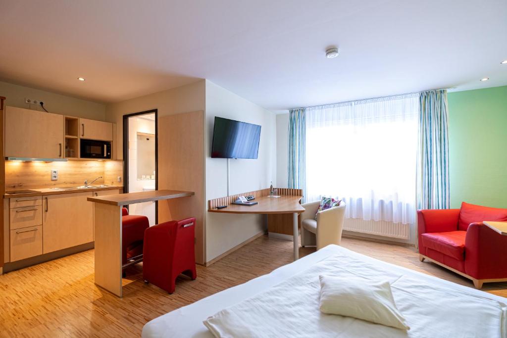 布尔弗洛斯巴赫尔酒店的酒店客房带一张床和一个厨房