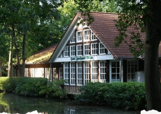 拉策堡姆勒法赫纳尔酒店的前面有一条河流的大房子