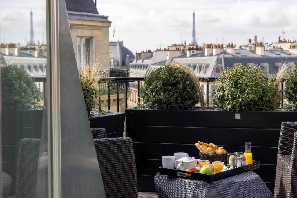巴黎Le 12 Hôtel的阳台上桌子上的托盘食物