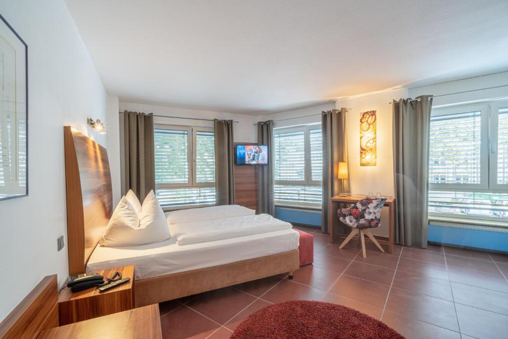 美因茨Hotel Schottenhof的一间设有床铺的卧室,位于带窗户的房间内
