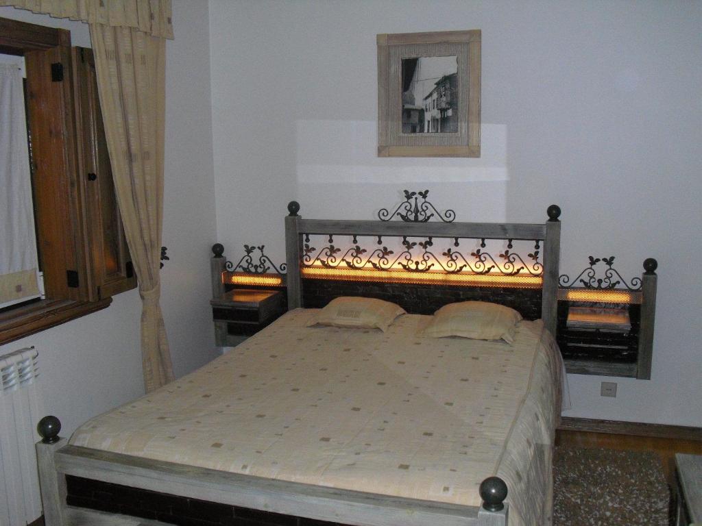 曼泰加什Descanso Serrano的一间卧室,卧室内配有一张大床