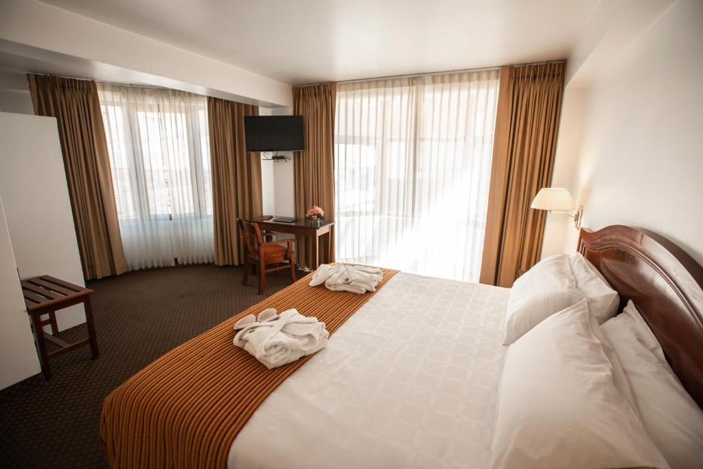 普诺Hotel Hacienda Puno Centro Histórico的酒店客房,配有带毛巾的床