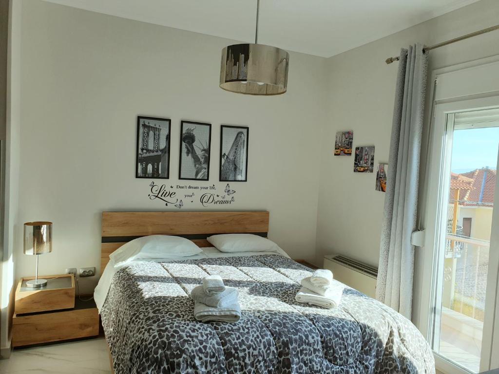 希俄斯Luxury and Cozy Chios的一间卧室配有一张床,上面有两条毛巾
