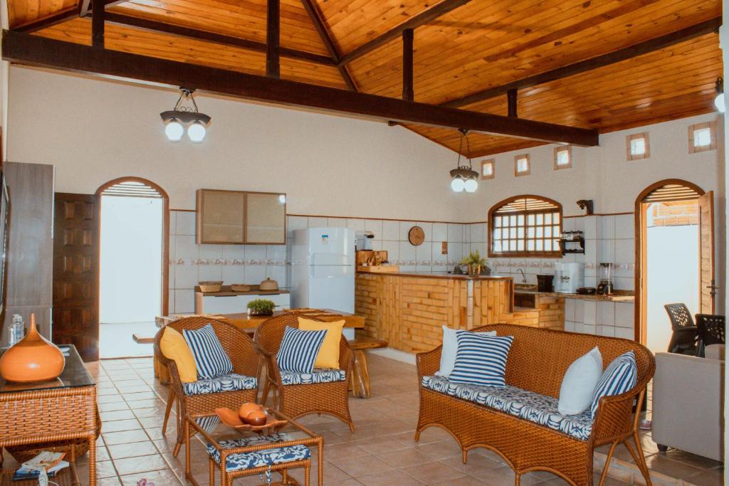 巴拉多库努casa em Barra de Cunhaú-RN的厨房以及带桌椅的起居室