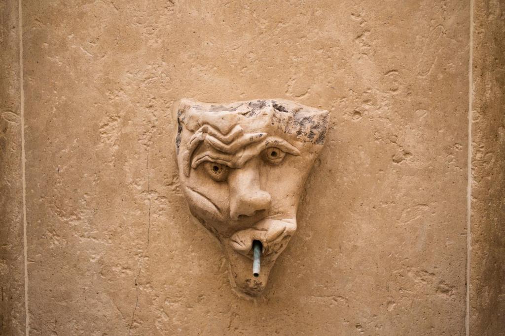 莫迪卡Le Cacinare的一张脸上香烟的雕像