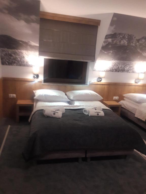 波罗宁Pokoje u Nasyj Kasi的一间卧室配有两张带毛巾的床