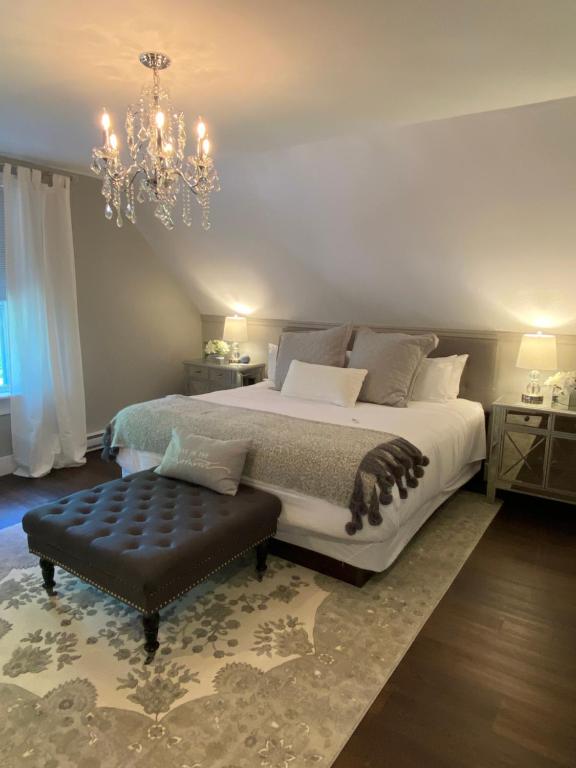 Saint MartinsBeach Street Inn的一间卧室配有一张大床和一个吊灯。