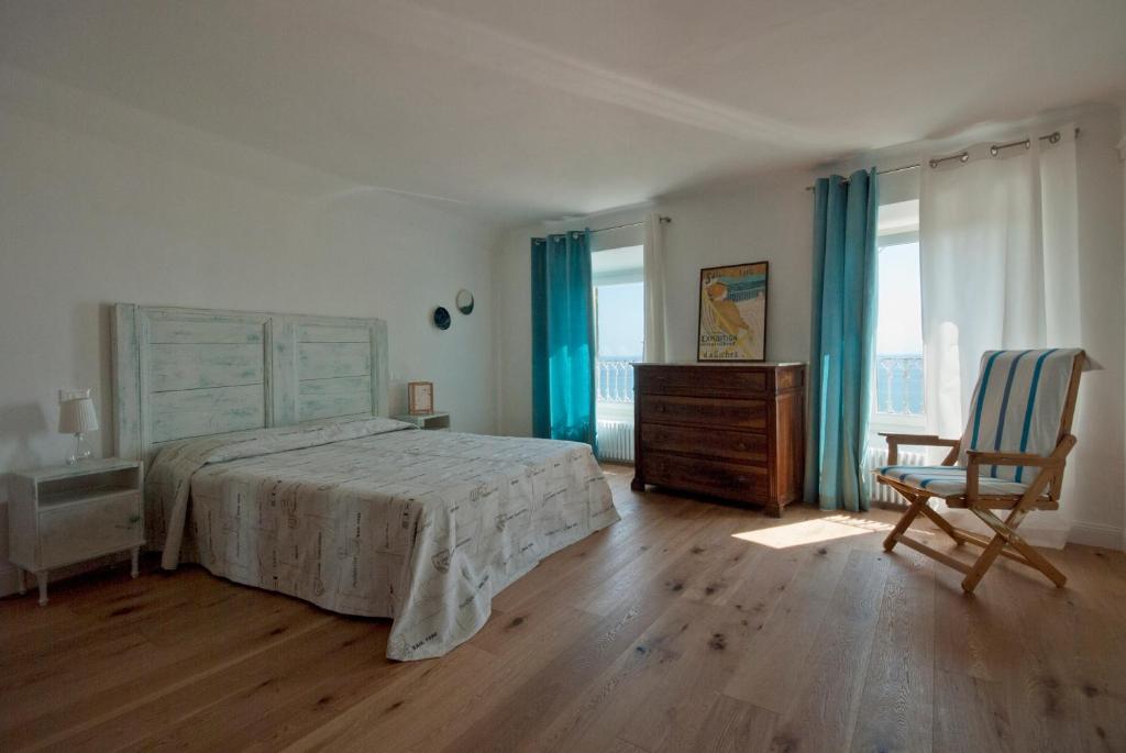 葛伦坦马勒特来芬尼斯特马雷住宿加早餐旅馆的一间卧室配有一张床、一把椅子和窗户。