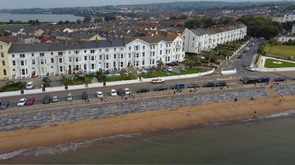 埃克斯茅斯Best Western Exmouth Beach Hotel的享有海滩和建筑的空中景致