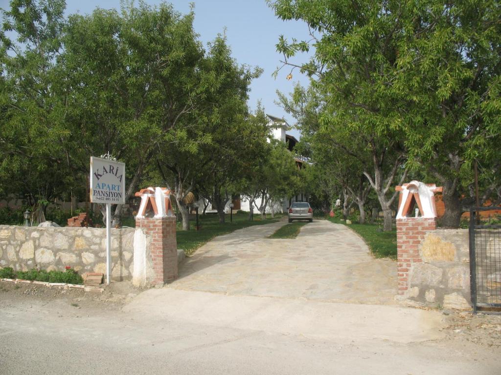 梅苏迪耶镇Karia Apart&Pension的房屋前有标志的车道