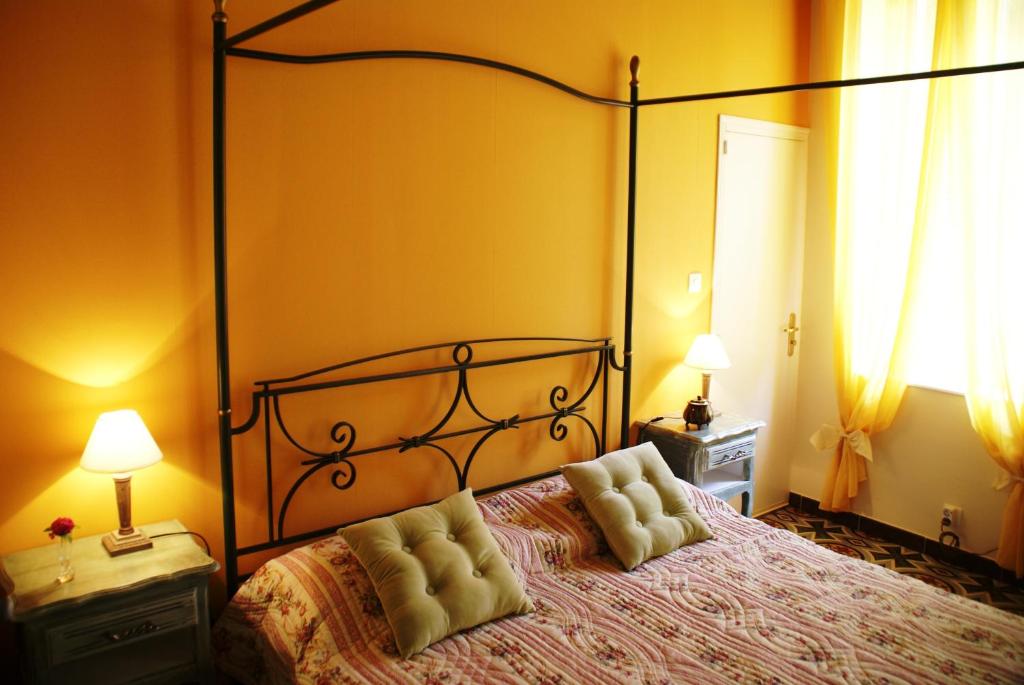 拉蒙维尔圣阿尼克洛斯托罗伞旅馆的一间卧室配有一张带两个枕头的床