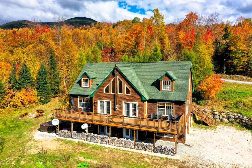 纽里The Maine Glades的享有绿色屋顶房屋的空中景致