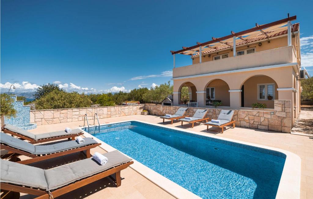 尼亚卢卡Cozy Home In Vela Luka With Outdoor Swimming Pool的一座带游泳池和房子的别墅