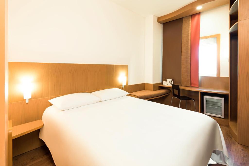 富查伊拉宜必思富查伊拉酒店的卧室配有一张白色大床和一张书桌