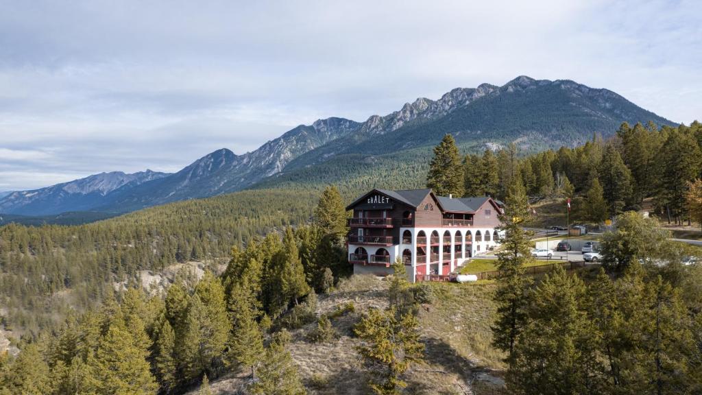 镭温泉雷弟母木屋酒店的享有高山上大房子的空中景色