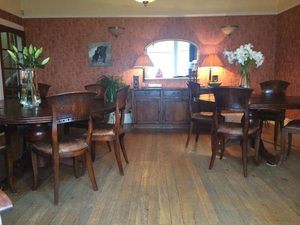 拉格斯布鲁姆旅馆的用餐室配有木桌和椅子