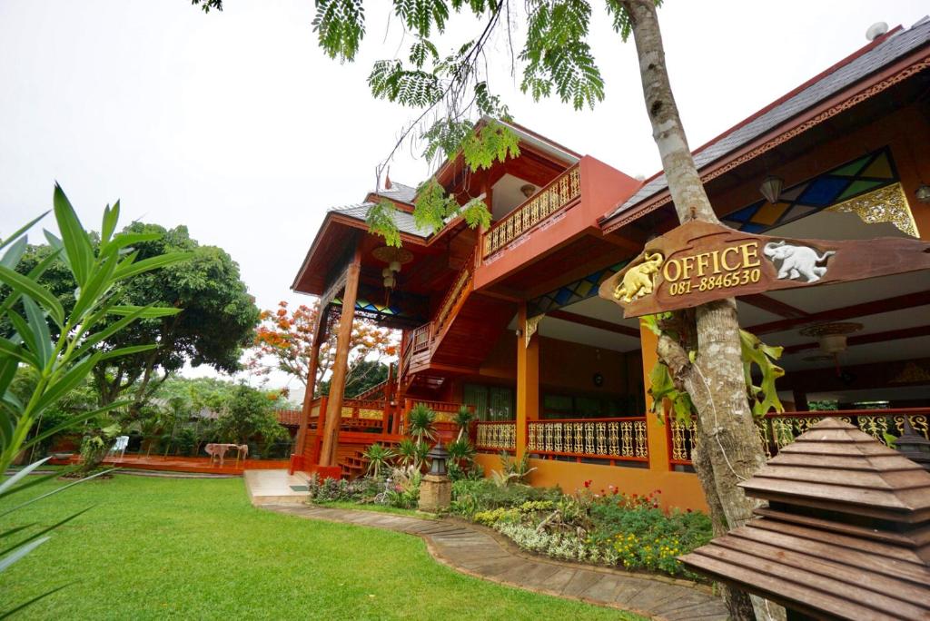 清迈Romsak Lanna Resort Chiang Mai的前面有标志的房子