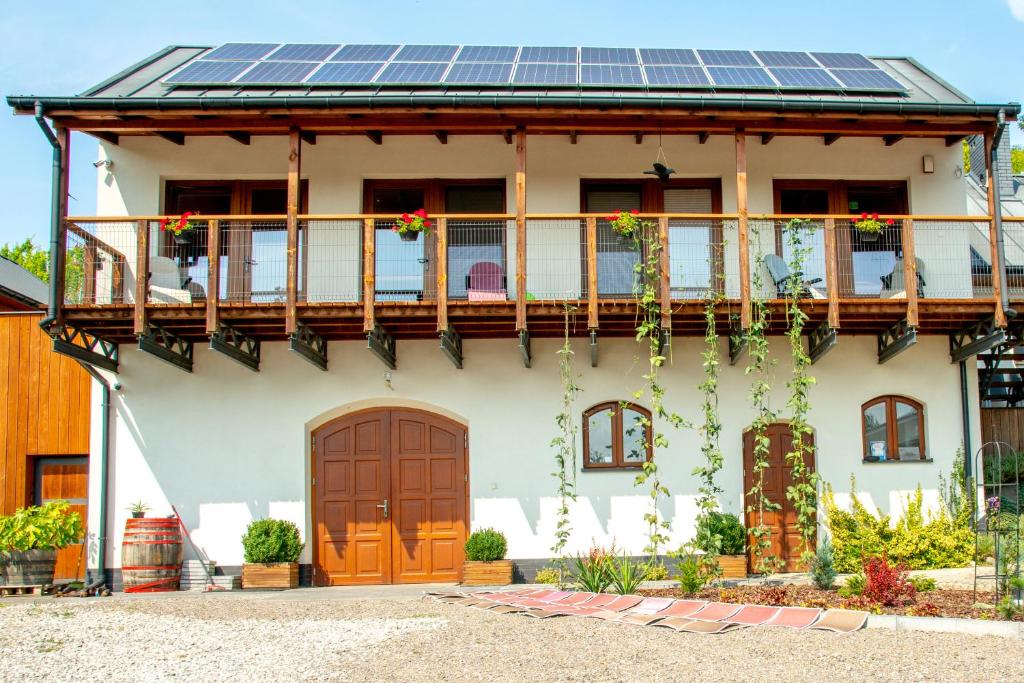 PielaszówWinnica Płochockich Country House的屋顶上设有太阳能电池板的房子